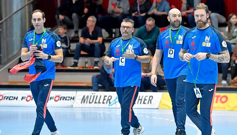 Das Trainer-Quartett wird im Sommer gesprengt. Neben Athletiktrainer Kevin Goettling (links) wird auch Mart Aalderink (rechts) den Verein verlassen. Das Trainer-Quartett wird im Sommer gesprengt. Neben Athletiktrainer Kevin Goettling (links) wird auch Mart Aalderink (rechts) den Verein verlassen.