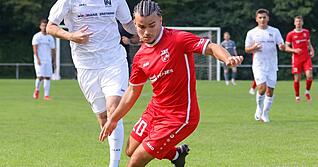 Öhringens Alex Cosentino (vorne) entwischt Marco Romano von der Sport-Union Neckarsulm. Nach drei Siegen in drei Partien will die TSG auch im Heimspiel gegen den TSV Heimerdingen punkten.
Foto: Marc Schmerbeck