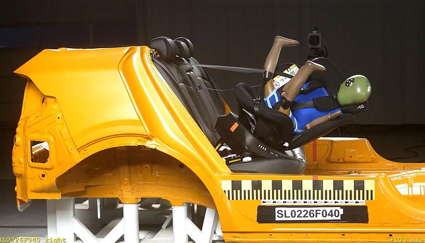 Sicherheitsrisiko im Crashtest: Acht Kindersitze zeigten gravierende M&auml;ngel und versagten im Frontalaufprall.