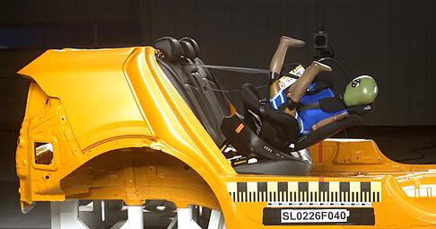 Sicherheitsrisiko im Crashtest: Acht Kindersitze zeigten gravierende M&auml;ngel und versagten im Frontalaufprall.