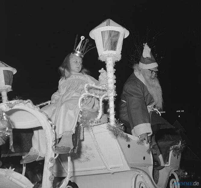1958 hält der Weihnachtsschlitten mit Christkind und Nikolaus Einzug in Heilbronn.