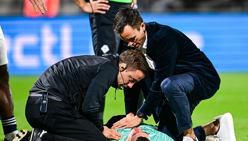 Waalwijk-Torwart Etienne Vaessen liegt verletzt am Boden.