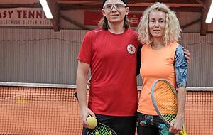 Im Winter trainiert Tobias Nitschmann mit Ekaterina Strau&szlig; in der Ingelfinger Tennishalle.