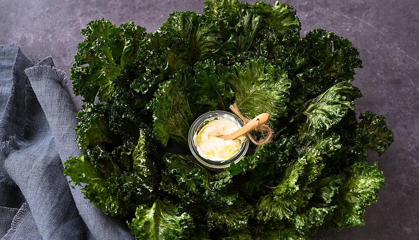 Nach 20 Minuten in der Backröhre sind die Grünkohlblätter immer noch so schön grün, dafür aber richtig knusprig.