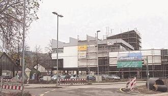 Die Baustelle: Auf der Stra&szlig;e sind die Vorarbeiten f&uuml;r den Bau der Nordstrecke der Stadtbahn im Gang. Im Haus wird ebenfalls flei&szlig;ig gearbeitet.Fotos: HOC,Stockburger