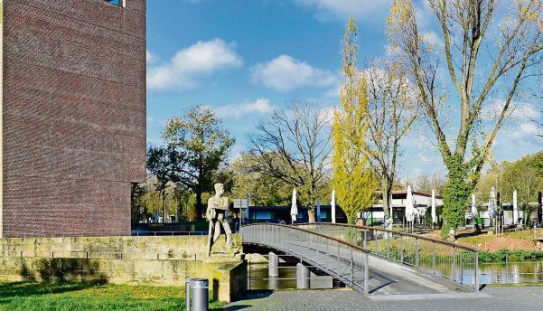 Der Hagenbucher-Biergarten wird wohl 2014 letztmals in dieser Form öffnen. Manche Bäume am Ufer zur Stadt hin sollen laut Planer stehen bleiben.Foto: Mario Berger