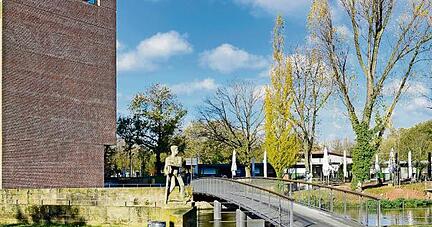 Der Hagenbucher-Biergarten wird wohl 2014 letztmals in dieser Form öffnen. Manche Bäume am Ufer zur Stadt hin sollen laut Planer stehen bleiben.Foto: Mario Berger