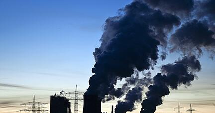 Anfang April wurde ein Block des Braunkohlekraftwerks Neurath in NRW abgeschaltet. Laut IPCC ist ein weltweiter Kohleausstieg nötig.
Foto: dpa Anfang April wurde ein Block des Braunkohlekraftwerks Neurath in NRW abgeschaltet. Laut IPCC ist ein weltweiter Kohleausstieg nötig.
Foto: dpa