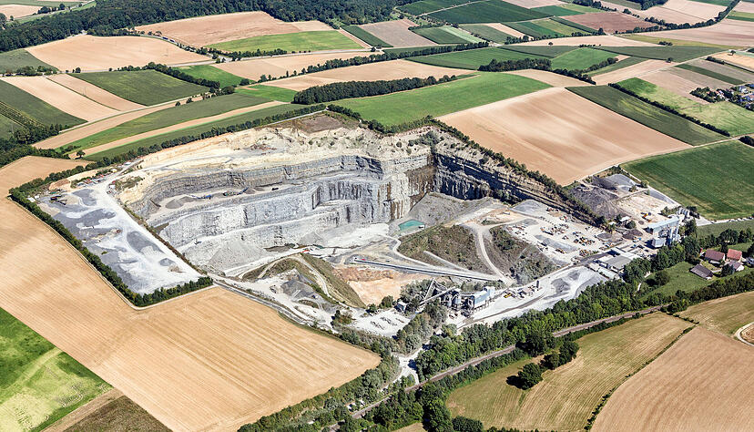 Um 4,2 Hektar nach Norden soll der 25 Hektar große Gemminger Steinbruch erweitert werden. 50 Meter werden künftig auf Richener Gemarkung liegen. Foto: MOGA GANTER