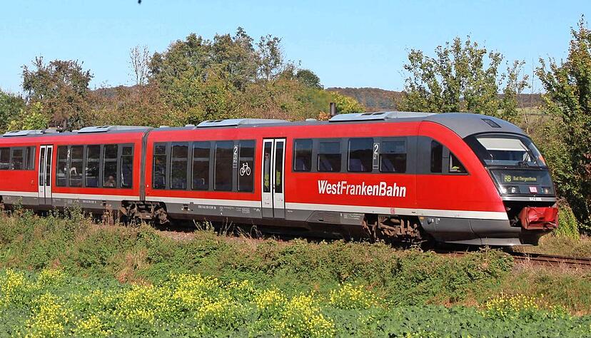 Die weitere Elektrifizierung der Hohenlohebahn − zumindest bis zum Gewerbepark Hohenlohe − ist Voraussetzung dafür, dass die Kochertalbahn reaktiviert werden könnte. Auch die Gesamtstrecke wird jetzt nochmals eingehend untersucht.
Foto: privat Die weitere Elektrifizierung der Hohenlohebahn − zumindest bis zum Gewerbepark Hohenlohe − ist Voraussetzung dafür, dass die Kochertalbahn reaktiviert werden könnte. Auch die Gesamtstrecke wird jetzt nochmals eingehend untersucht.
Foto: privat