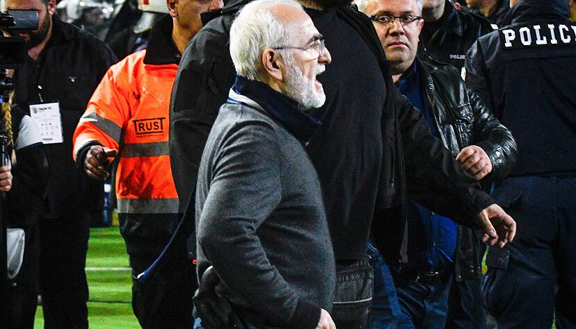 PAOK-Besitzer Ivan Savvidis stürmte 2018 das Spielfeld mit einer Waffe am Gürtel. Nun steht er dem Wechsel von Giannis Konstantelias zum VfB Stuttgart im Weg.