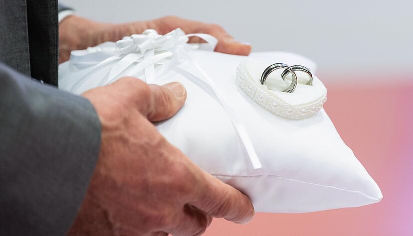 In Heilbronn können Paare 2026 an besonderen Orten und beliebten Daten heiraten. In Heilbronn können Paare 2026 an besonderen Orten und beliebten Daten heiraten.