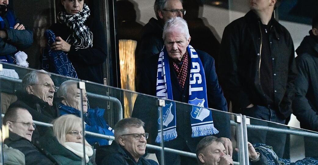 Dietmar Hopp samt Schal bei einem Bundesligaspiel der TSG Hoffenheim. Dietmar Hopp samt Schal bei einem Bundesligaspiel der TSG Hoffenheim.