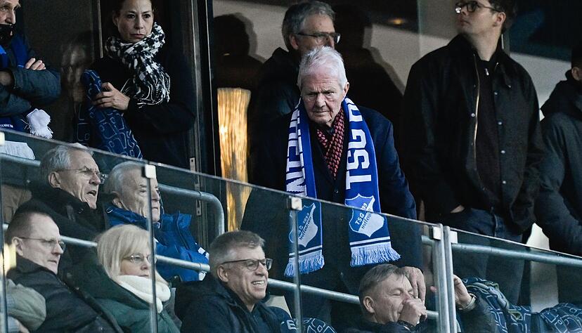 Dietmar Hopp samt Schal bei einem Bundesligaspiel der TSG Hoffenheim. Dietmar Hopp samt Schal bei einem Bundesligaspiel der TSG Hoffenheim.