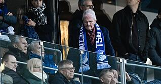 Dietmar Hopp samt Schal bei einem Bundesligaspiel der TSG Hoffenheim.