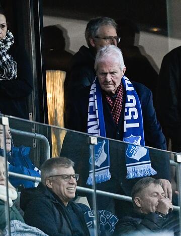 Dietmar Hopp samt Schal bei einem Bundesligaspiel der TSG Hoffenheim. Dietmar Hopp samt Schal bei einem Bundesligaspiel der TSG Hoffenheim.