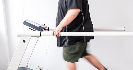 Ein Mann trainiert an einem Laufband, um seine Ausdauer wieder zu stärken. Long-Covid-Kranke sind nach aktuellen Erfahrungen aus der Reha mit ganz unterschiedlichen Symptomen konfrontiert.