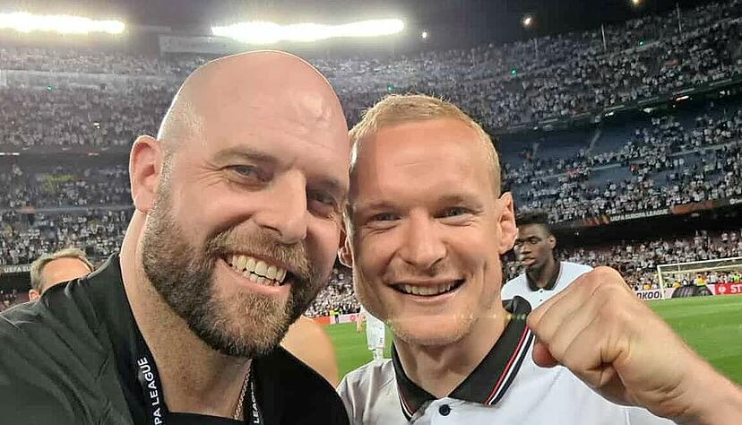 Sieger-Selfie vor beeindruckender Kulisse: Eintracht-Athletiktrainer Martin Spohrer (links) mit Mannschaftskapit&auml;n Sebastian Rode.
Foto: privat