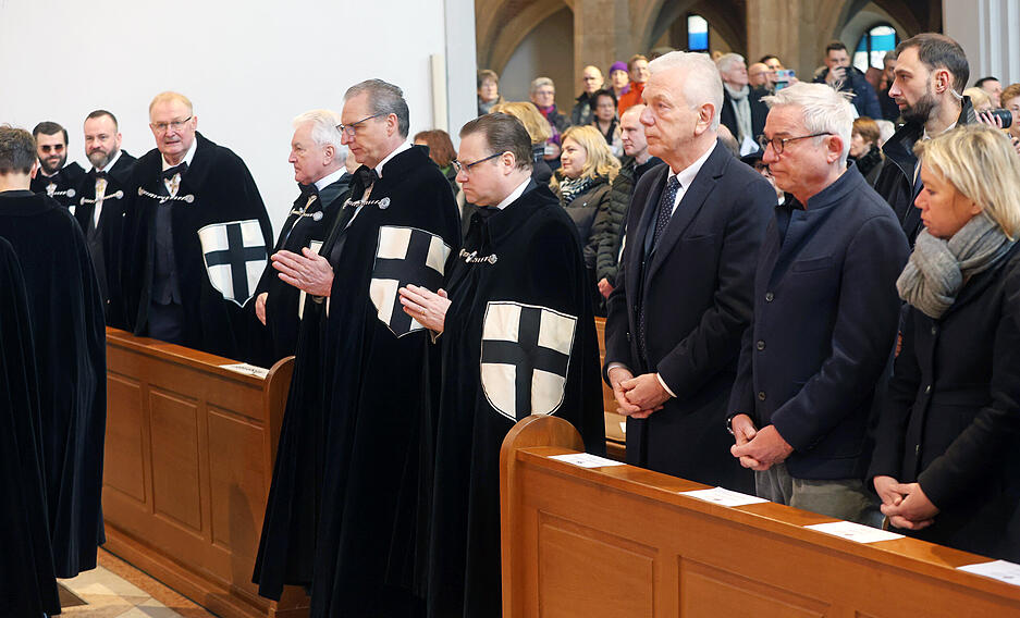 Zahlreiche Katholiken hatten sich zur Feier des Festjahrs-Beginn in der Kirche eingefunden.