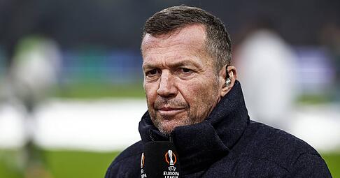 Vor dem Spiel des VfB Stuttgart bei den Go Ahead Eagles kommt es zum Eklat in Deventer. In der TV-Übertragung wird unterschiedlich darauf eingegangen.