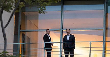 Pause: Verkehrsminister Volker Wissing und Finanzminister Christian Lindner unterhalten sich auf einem Balkon des Bundeskanzleramtes.
