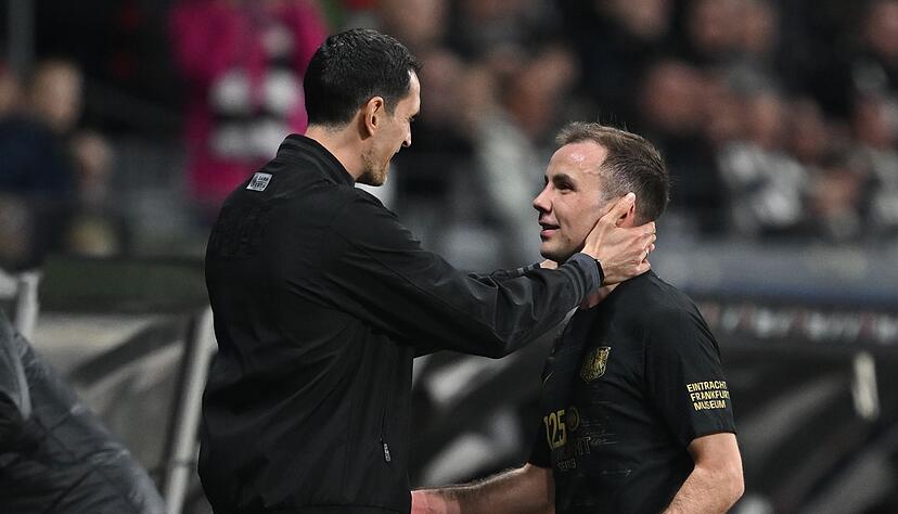 Eintracht-Trainer Dino Toppmöller hofft gegen Ajax Amsterdam nach zuletzt zwei Pleiten auf eine Steigerung seiner Mannschaft um Routinier Mario Götze.
