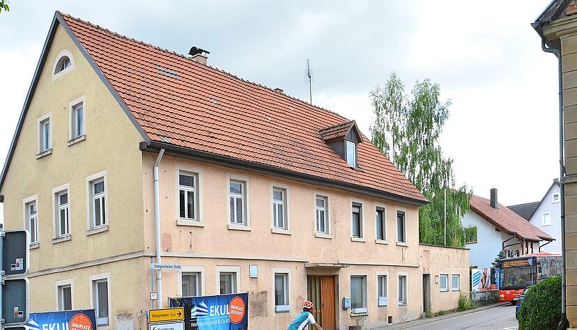 Das ehemalige Gasthaus "Stern" in Höchstberg ist bald Geschichte. Ein Investor will hier ein Mehrfamilienhaus bauen.
Foto: Rudolf Landauer Das ehemalige Gasthaus "Stern" in Höchstberg ist bald Geschichte. Ein Investor will hier ein Mehrfamilienhaus bauen.
Foto: Rudolf Landauer