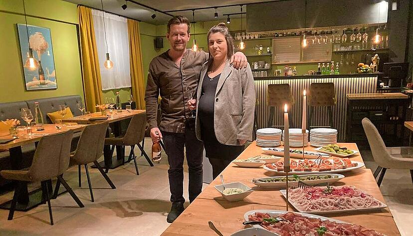 Florian Robert Müller und Partnerin Anne Herrenbauer in ihrem neuen Wein-Lokal namens Novo.