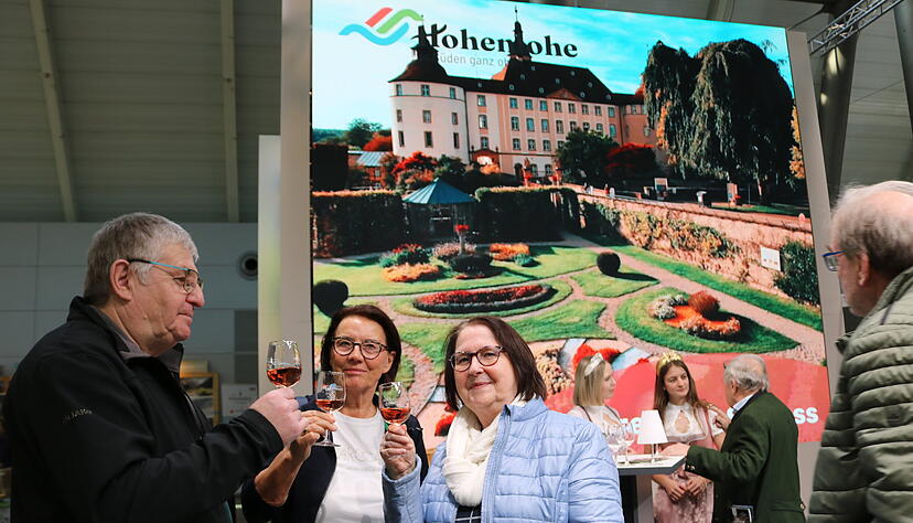 Am Hohenlohe-Stand lassen es sich Fritz Steinbach, Lore Sattelmayer und Hermine Schwarz aus &Ouml;hringen mit einem Rotwein gutgehen. Auch die Hohenloher Weinhoheiten sind vor Ort.