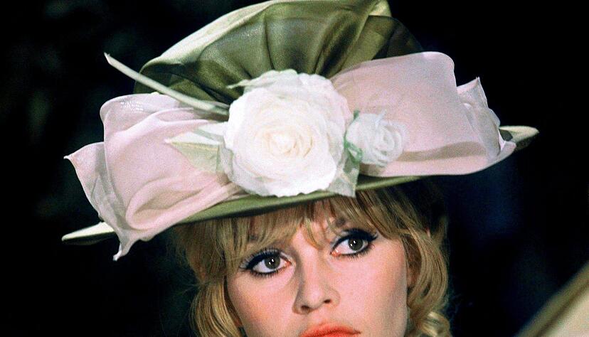 Bereits als 15-J&auml;hrige hatte sie vor der Kamera posiert. Als Fotomodell zierte sie die Titelseiten bekannter Modemagazine und wurde zu einem der begehrtesten Mannequins.