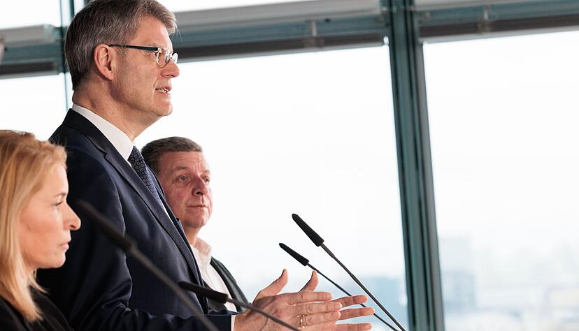 Bundesverkehrsminister Schnieder hat konkrete Maßnahmen für mehr Sicherheit von Bahnbeschäftigten angekündigt. Bundesverkehrsminister Schnieder hat konkrete Maßnahmen für mehr Sicherheit von Bahnbeschäftigten angekündigt.