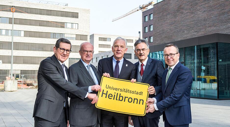 Februar: Die Stadt Heilbronn ist ein Universitäts-Standort. Reinhold R. Geilsdörfer, Peter Frankenberg, OB Harry Mergel, Wolfgang A. Herrmann und Gunther Friedl freuen sich über die Vertragsunterzeichnung zwischen der TU München und der Dieter-Schwarz-Stiftung.