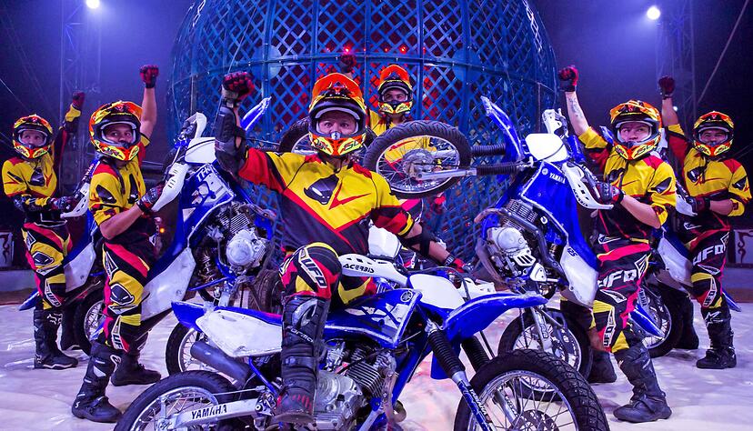 Ernteten für ihre rasante Motorrad-Show in einer Kugel mit nur sechs Meter Durchmesser großen Beifall: die kolumbianische Gruppe Robles.
Fotos: Weihnachtszirkus Ernteten für ihre rasante Motorrad-Show in einer Kugel mit nur sechs Meter Durchmesser großen Beifall: die kolumbianische Gruppe Robles.
Fotos: Weihnachtszirkus