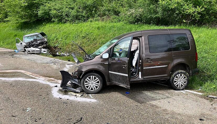 Nach einem Unfall zwischen zwei Autos ist die Landstraße zwischen Unterheinriet und Vorhof gesperrt. Mehrere Personen sind verletzt. Nach einem Unfall zwischen zwei Autos ist die Landstraße zwischen Unterheinriet und Vorhof gesperrt. Mehrere Personen sind verletzt.