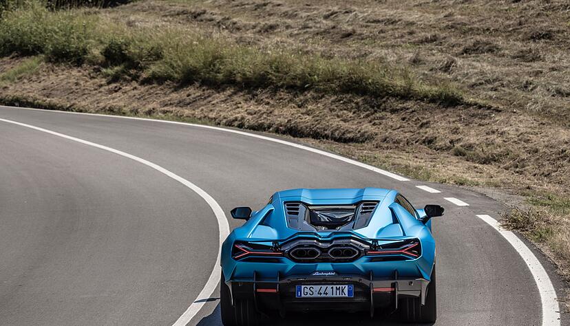 Futuristisch: Wie schon viele andere Lamborghinis zuvor, wirkt auch der Revuelto etwas wie von einem anderen Stern. Futuristisch: Wie schon viele andere Lamborghinis zuvor, wirkt auch der Revuelto etwas wie von einem anderen Stern.