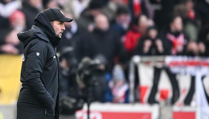 Sebastian Hoene&szlig; am Spielfeldrand.