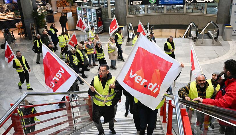 Hintergrund der Warnstreiks sind zwei verschiedene Tarifkonflikte. Hintergrund der Warnstreiks sind zwei verschiedene Tarifkonflikte.