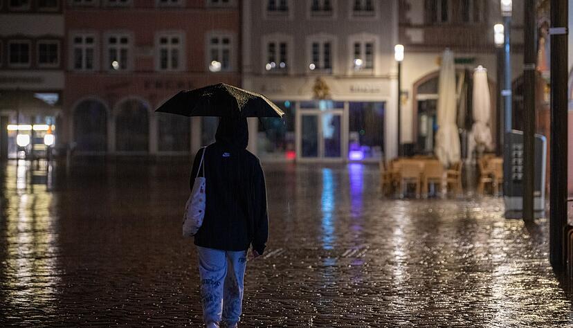 Der Regenschirm darf im S&uuml;den in den kommenden Tagen nicht fehlen.