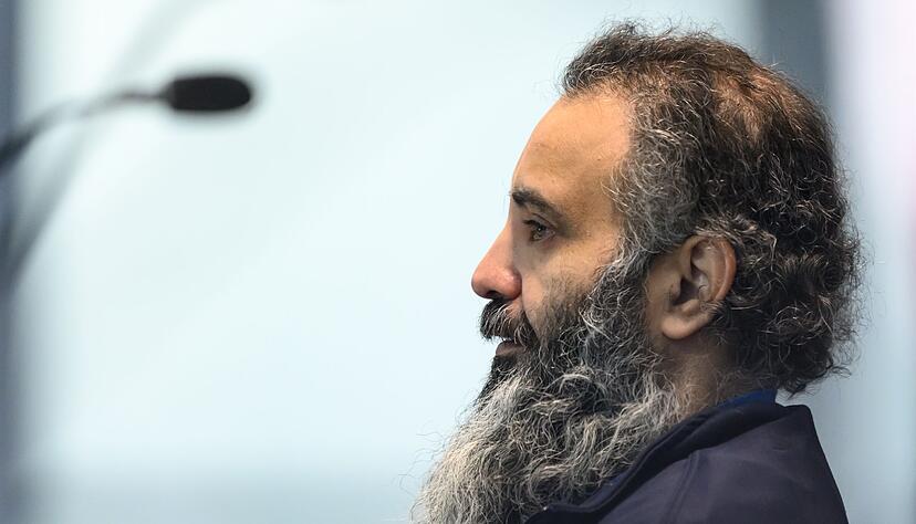 Der Angeklagte Taleb al-Abdulmohsen sitzt zu Beginn des zweiten Prozesstages in einem kugelsicheren Glaskasten.