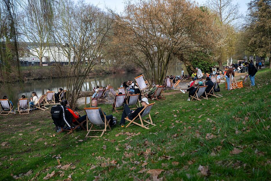 Kein Platz mehr frei. Die Liegestühle sind heiß begehrt am Neckarufer. Kein Platz mehr frei. Die Liegestühle sind heiß begehrt am Neckarufer.