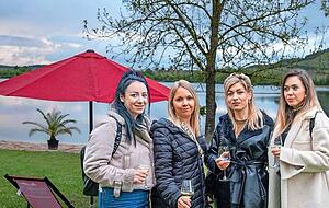 Kathi Jozzkow, Kinga Bieganska, Elisabeth Crnogorac und Vivien Toth (v.l.) vor der Strandkulisse mit Palmen.
