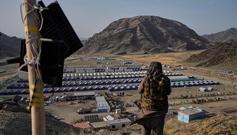 Hier bewacht ein Taliban-K&auml;mpfer in Afghanistan ein Lager mit aus Pakistan zur&uuml;ckgef&uuml;hrten Fl&uuml;chtlingen. (Archivbild)