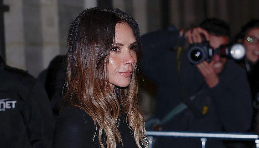 Victoria Beckham wurde in Frankreich mit einer Auszeichnung geehrt. Victoria Beckham wurde in Frankreich mit einer Auszeichnung geehrt.