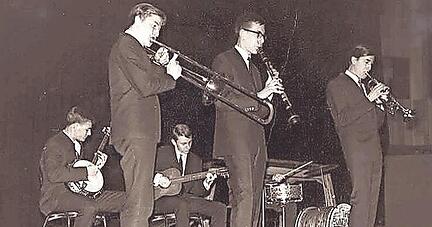 1965 spielten die Swinging Feetwarmers auf ihrer Schulabschlussfeier im Gro&szlig;en Saal der Heilbronner Harmonie. Foto: privat