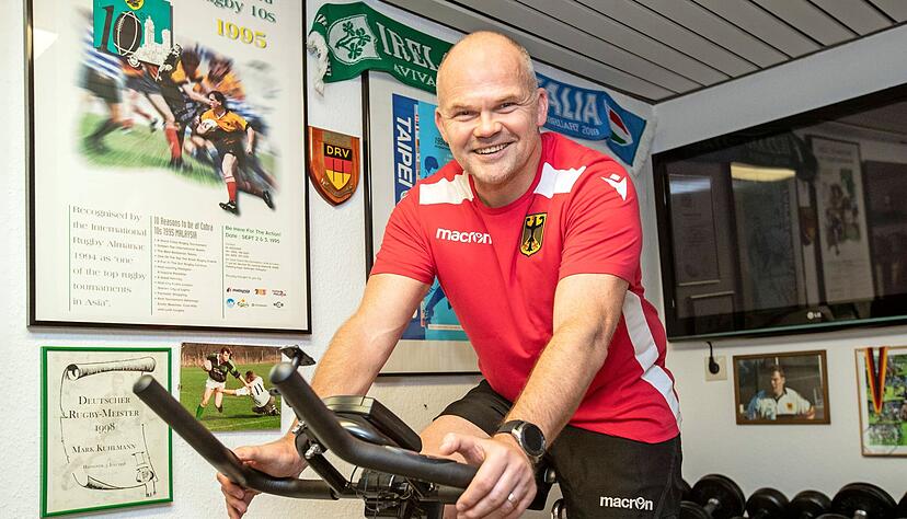 Rugby-Nationaltrainer Mark Kuhlmann in seinem Mini-Fitness- und Devotionalienraum versteckt unter der Treppe in seinem Haus in B&ouml;ckingen.