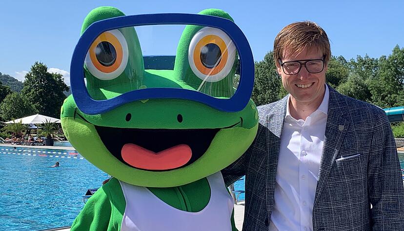 B&uuml;rgermeister Markus Kleemann mit dem neuen Maskottchen des Mineralfreibades. F&uuml;r den Frosch wird noch ein Name gesucht.