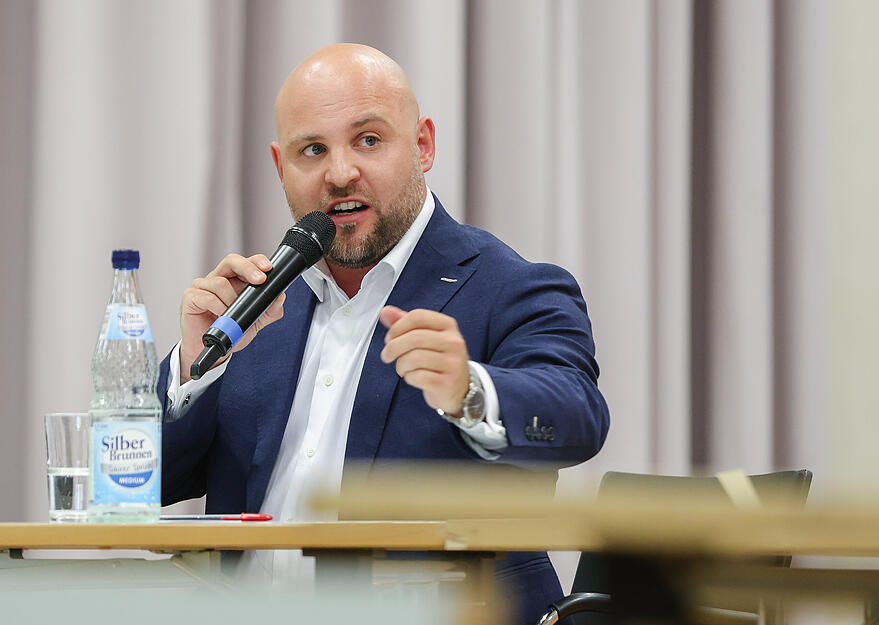 Der AfD-Landesvorsitzende Markus Frohnmaier spricht bei einer Diskussionsrunde mit Tübingens Oberbürgermeister Palmer (parteilos) in der Hermann-Hepper-Halle.