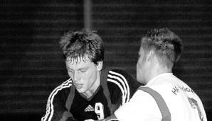 Kaum in den Griff zu bekommen: Daniel Schock (links), Handballer des TB Richen, erzielte gegen die HA Neckarelz neun Tore. (Foto: Marc Schmerbeck)