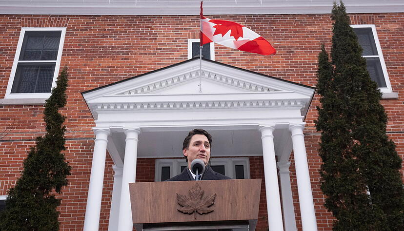 Vor seinem Wohnsitz Rideau Cottage in der Hauptstadt Ottawa kündigt Kanadas Premierminister Justin Trudeau am Montag seinen Rücktritt als Regierungschef an. Vor seinem Wohnsitz Rideau Cottage in der Hauptstadt Ottawa kündigt Kanadas Premierminister Justin Trudeau am Montag seinen Rücktritt als Regierungschef an.