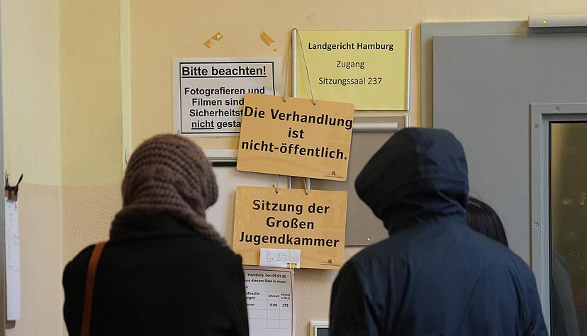 Vor Beginn der Verhandlungen finden sich auch zwei Angeh&ouml;rige des Angeklagten vor dem Gerichtsaal ein.